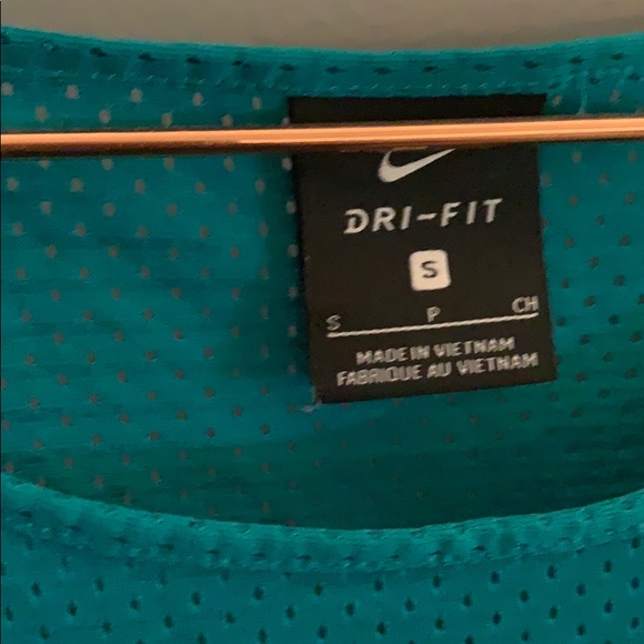 Nike “Brazil” cropped workout top - Picture 3 of 5